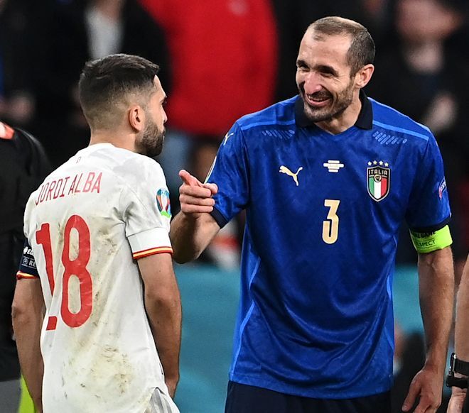 屈辱的だ」イタリアの主将キエッリーニの振る舞いをスペイン人記者が