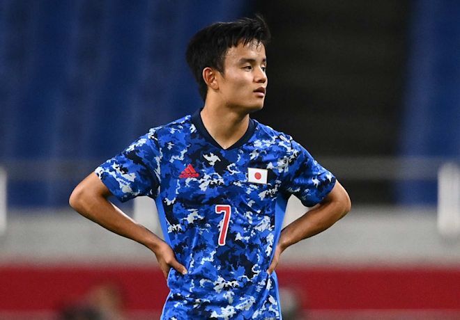 敗戦に呆然と座り込んだ久保建英にそっと駆け寄り…2人のスペイン代表