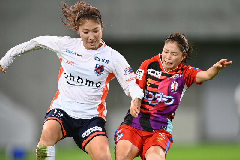 素敵な笑顔 Weリーガー仲田歩夢 伊藤美紀の ピース２ショット に喝采 イチャイチャしてますね サッカーダイジェストweb