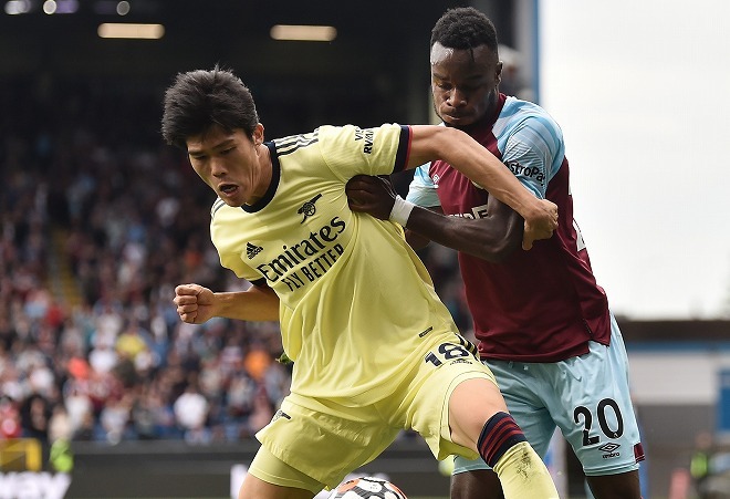 誰も彼を抜けなかった 冨安健洋をアーセナルの元エースが絶賛 話題の 抱擁動画 には 近年あんなシーンを見なかった サッカーダイジェストweb